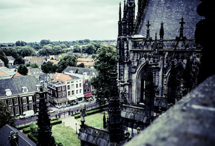 Uitzicht op de Sint-Jan kathedraal en de omliggende gebouwen in 's-Hertogenbosch.