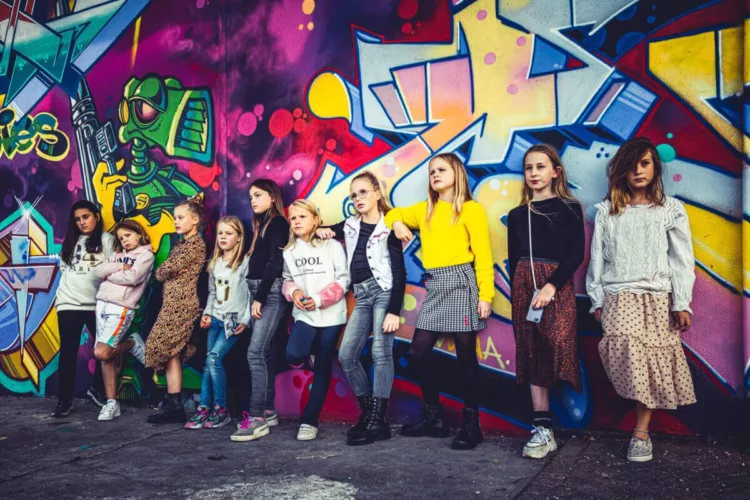 Portretfotografie Meiden bij een graffiti muur gemaakt door Dennis Khalil professioneel fotograaf uit Den Bosch ('s-Hertogenbosch) en omgeving