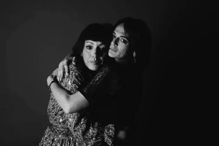 2 vrouwen in een innige omhelzing van Dennis Khalil professioneel fotograaf uit Den Bosch ('s-Hertogenbosch) en omgeving