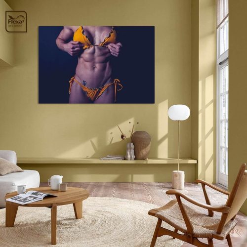 Vrouw in een gele bikini poseert met zichtbare buikspieren voor een donkere achtergrond.