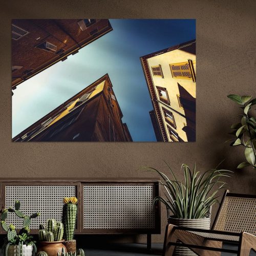 Foto van gebouwen in Modena, gezien vanuit een hoek omhoog met een blauwe lucht.