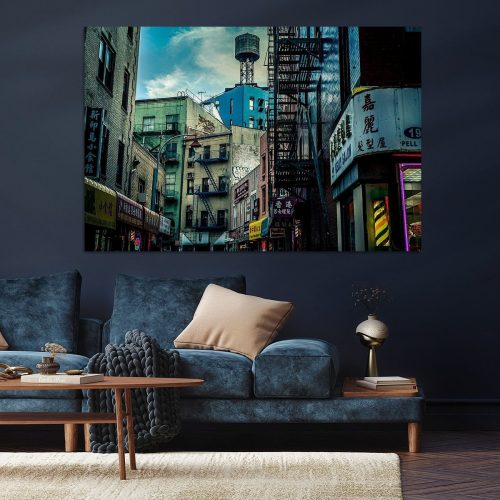 Straatbeeld van Chinatown in New York met gebouwen en een watertoren op de achtergrond.