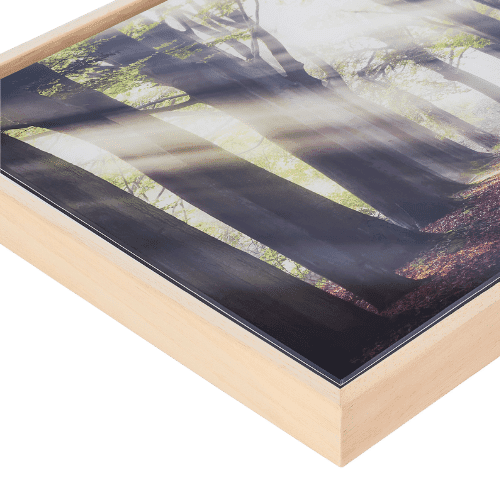 Natuurlijke houten lijst met een kunstwerk van een boslandschap met lichtstralen.